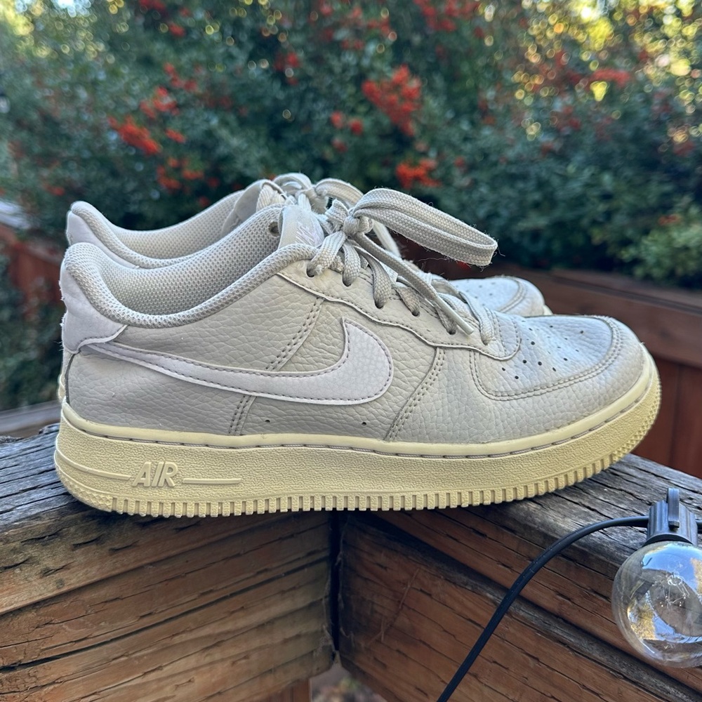 Women’s “bone” size 7/7.5 Nike sneakers